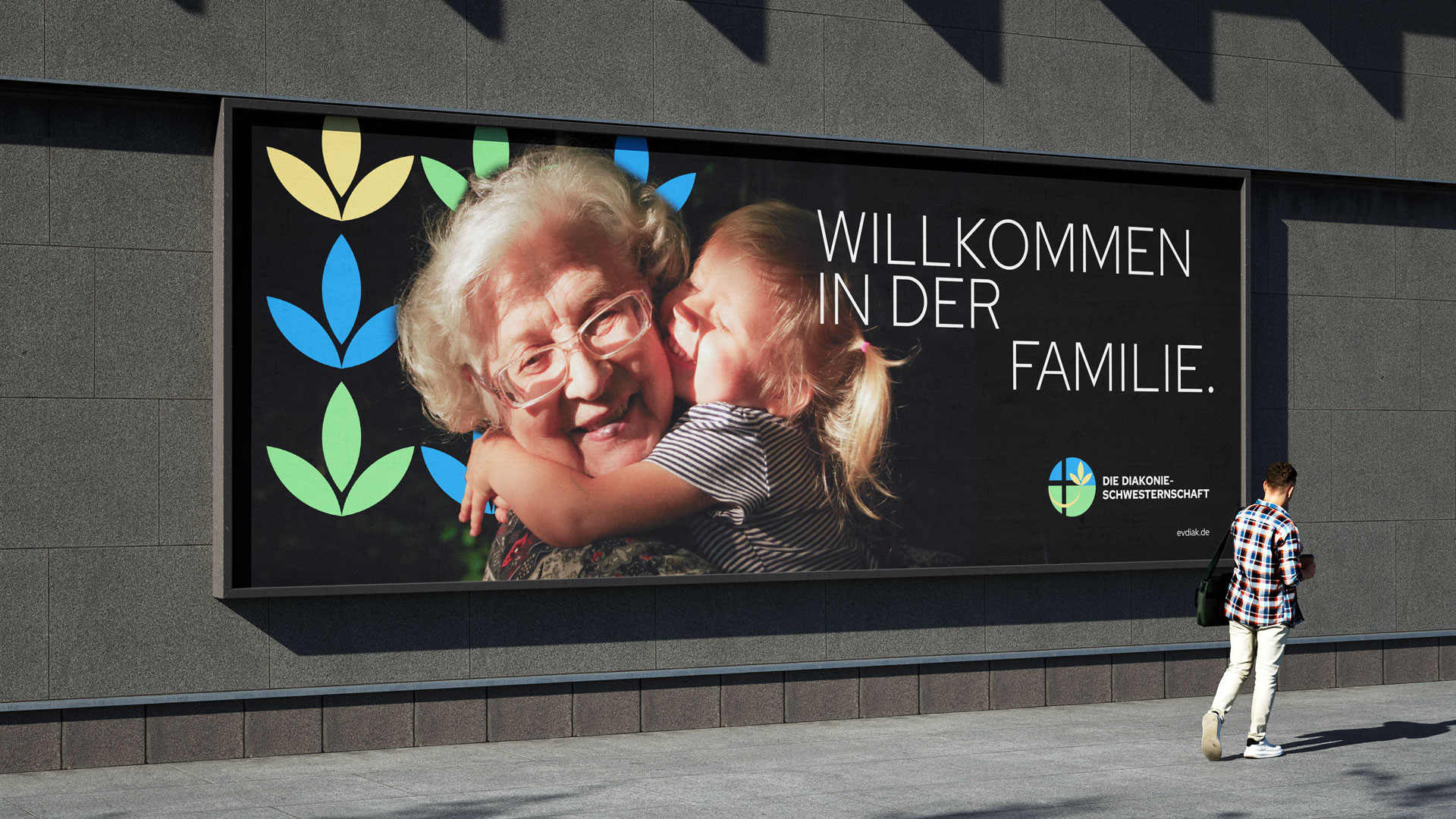 Sahara Werbeagentur eine Plakatwand in einer Innenstand mit einer Person die daran vorbei läuft